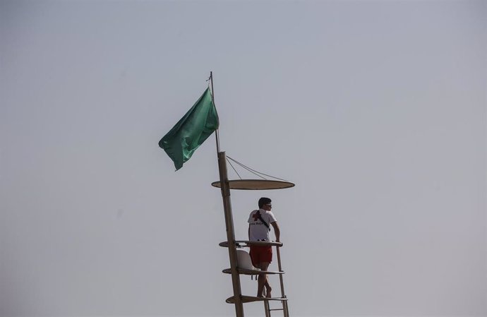 Un socorrista en la torre de vigilancia