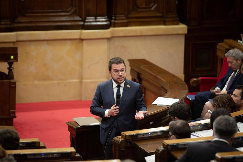 El presidente de la Generalitat, Pere Aragons, interviene en una sesión de control en el Parlament.