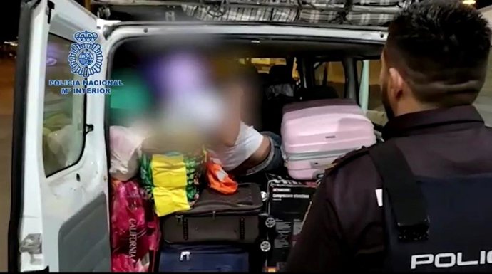 Un inmigrante oculto entre el equipaje de una furgoneta.