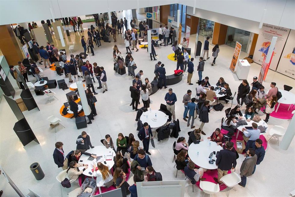 Archivo - Estudiantes en el edificio de Amigos de la Universidad de Navarra durante una jornada de empleo