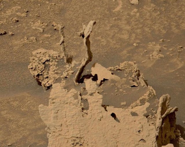 Roca con pinchos fruto de la erosión encontrada en Marte