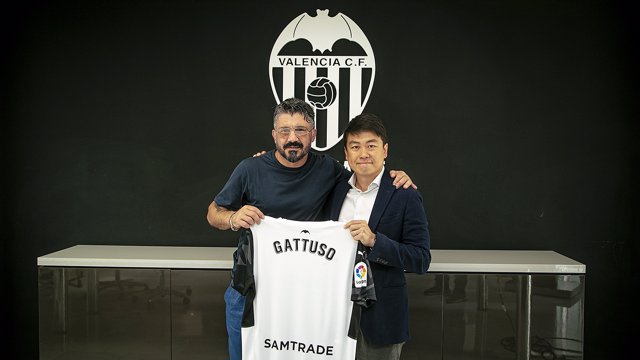 Gennaro Gattuso posa con la camiseta del Valencia tras firmar su contrato ante Sean Bai, director general del club