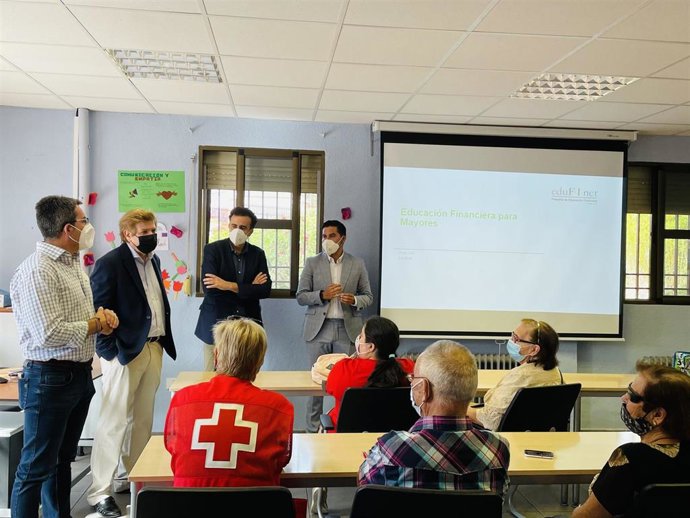 Edufinet y la Fundación Caja Extremadura han firmado un convenio para llevar a cabo actividades formativas de educación financiera en la región.
