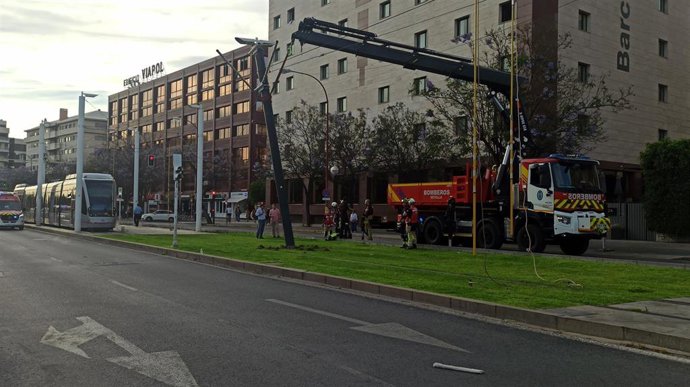 Trabajos de reposición en uno de los postes de la catenaria.