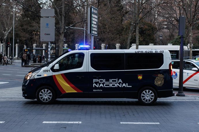 Archivo - Un coche de Policía Nacional el día en que ha comenzado un plan específico contra las bandas juveniles, en Atocha, a 10 de febrero de 2022, en Madrid (España). Los crímenes relacionados con bandas juveniles acaecidos el pasado fin de semana, 5