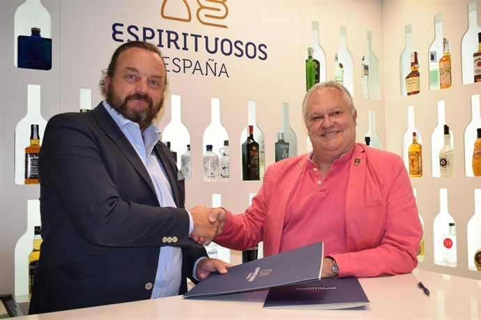 El presidente de AEPEV, José Luis Murcia, y el director ejecutivo de Espirituosos España, Bosco Torremocha, firman acuerdo de colaboración