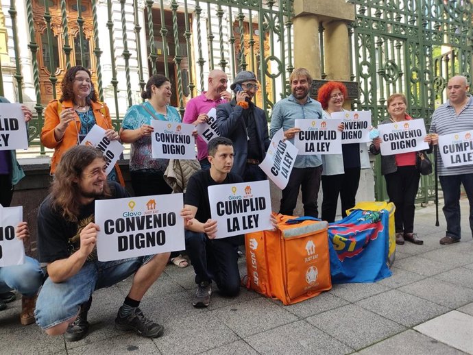 Riders protestando en la Junta General.