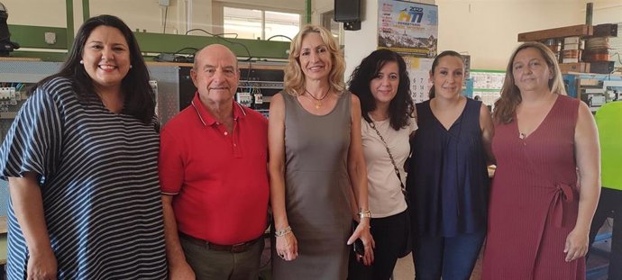 La delegada de Educación y Deporte, Inmaculada Troncoso (centro) en el IES Antonio Galán Acosta de Montoro.