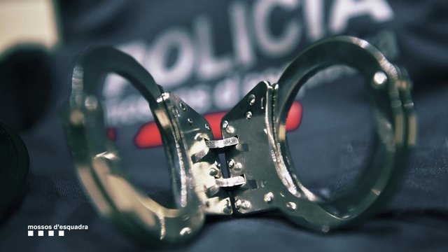 Archivo - Manilles dels Mossos d'Esquadra