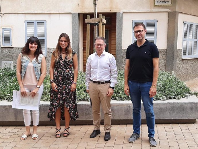 Responsables de la Conselleria de Vivienda, entre ellos el conseller Josep Marí, junto al alcalde y regidora de Urbanismo de Manacor