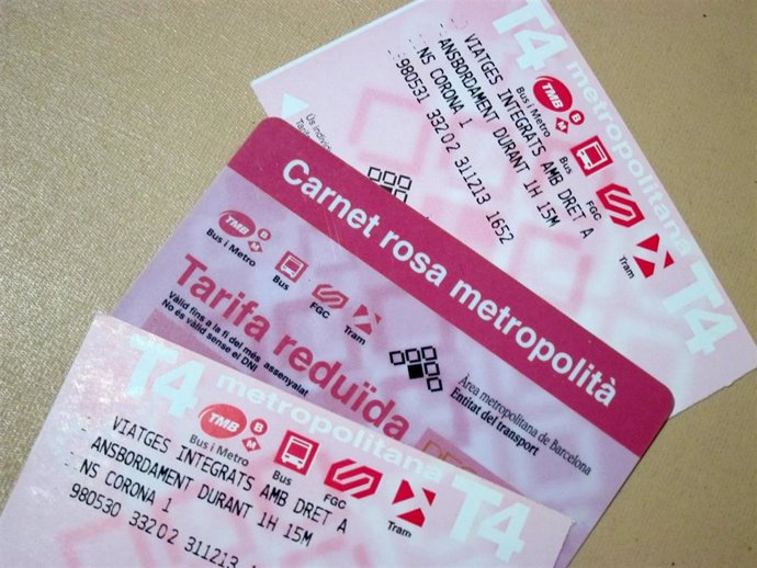 Archivo - Tarjeta rosa, T-4, T4, carnet rosa, transporte para pensionistas. Archivo.