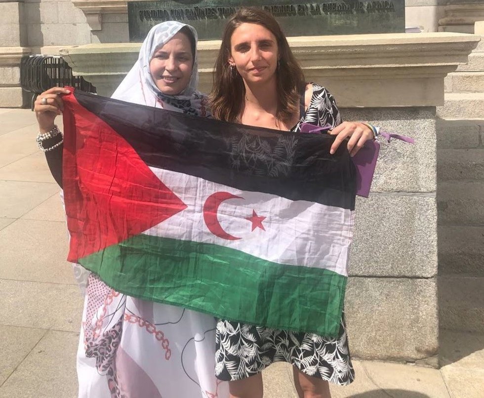 La diputada de UP Lucía Muñoz (d) junto a la activista Sultana Khaya (i) en Madrid.