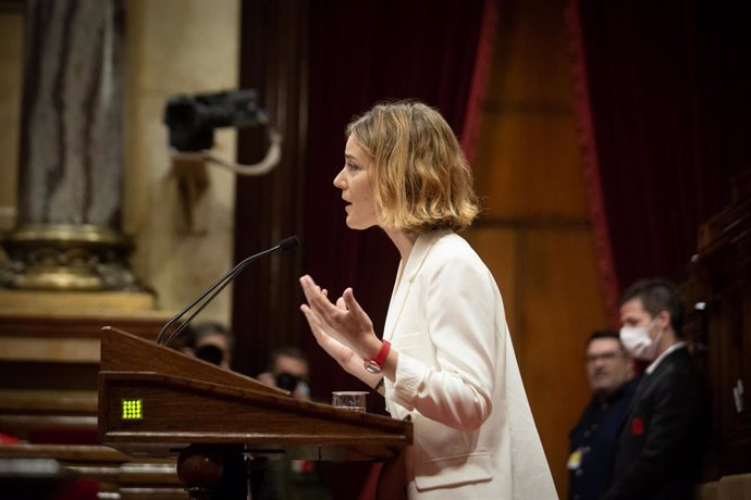 La líder de los comuns en el Parlament, Jéssica Albiach, interviene durante una sesión plenaria, en el Parlament de Cataluña, a 25 de mayo de 2022, en Barcelona, Cataluña (España). El pleno del Parlament gira en torno al debate a la totalidad de la prop