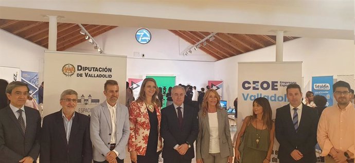 Diferentes cargos de la CEOE Valladolid, la Diputación provincial y de CaixaBank Dualiza durante la inauguración de la  I Feria de Formación Profesional