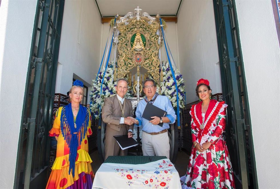 El presidente de la Fundación Cajasol, Antonio Pulido, y el presidente de la Hermandad del Rocío de Huelva, Juan Carlos Rubio, han firmado un convenio por el que se realizará el proyecto de restauración y conservación de la carreta del Simpecado.