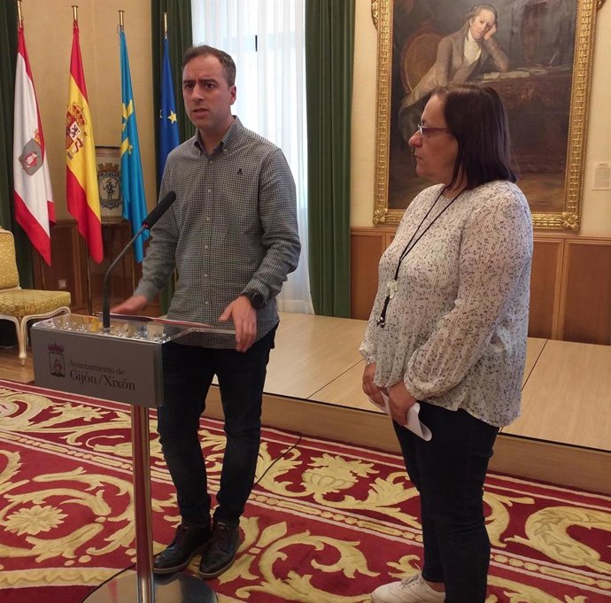 Olmo Ron, concejal de Obras y Proyectos de Ciudad, y Natalia González, concejala de Educación, en rueda de prensa en el Ayuntamiento de Gijón