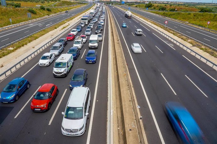 Atascos producido por el vuelco de un camión que transporta propano y que ha provocado el corte de la A-49 entre los kilómetros once y 16 en ambos sentidos a 24 de mayo del 2022 en Benacazón (Sevilla, Andalucía, España)