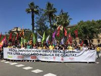 La manifestación de la última jornada de huelga educativa se inicia con centenares de personas