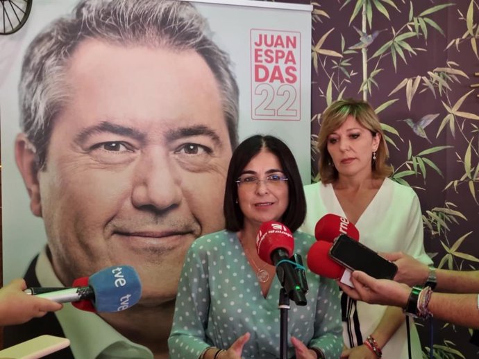 Carolina Darias atiende a los medios de comunicación en Cabra, junto a la candidata número tres del PSOE por Córdoba al Parlamento andaluz, Ana Romero.