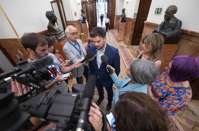 El portavoz de Esquerra Republicana (ERC) en el Congreso, Gabriel Rufián, ofrece declaraciones a los medios durante una sesión plenaria en el Congreso de los Diputados, a 9 de junio de 2022, en Madrid (España). El pleno gira en torno a la votación del p
