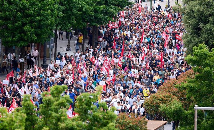 Un grupo de personas sostienen banderines en una manifestación convocada por el primer día de huelga en el sector siderometalúrgico, a 2 de junio de 2022, en Santander, Cantabria (España). 