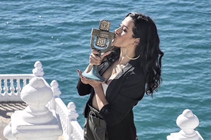 Archivo - La artista Chanel ganadora de Benidorm Fest 2022, posa con su trofeo en el Mirador del Castillo, a 30 de enero de 2022, en Benidorm, Alicante, Comunidad Valenciana