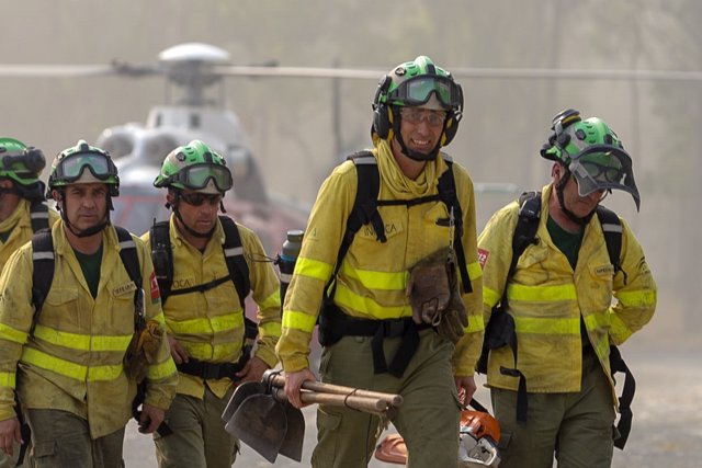 Bomberos que han estado trabajando toda la noche en el incendio forestal del Pujerra, llegan en helicóptero al puesto de mando a 09 de junio del 2022 en Pujerra (Málaga, Andalucía, España)