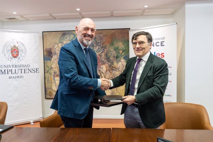 Joaquín Goyache, rector de la Universidad Complutense de Madrid, y Alberto Durán, vicepresidente ejecutivo de Fundación ONCE, han firmado un convenio de colaboración