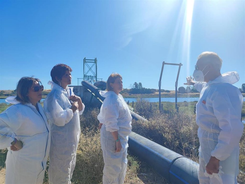 La candidata de Adelante Andalucía a las elecciones de 19 de junio, Teresa Rodríguez, este jueves en su visita a la balsa de fosfoyesos de Huelva.