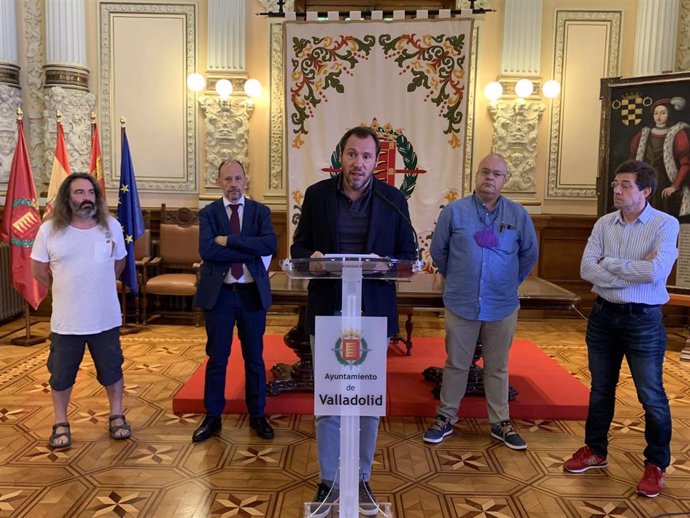 El alcalde de Valladolid interviene en rueda de prensa ante el concejal de Recursos Humanos (segundo por la izquierda) y representantes de los sindicatos CGT (izda); CCOO y UGT (primero y segundo por la derecha).