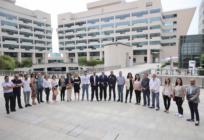 Los participantes en la visita junto a los responsables del Puerto de Barcelona.