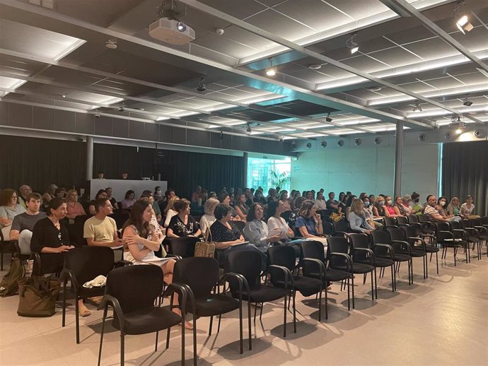 Profesionales participan en las charlas sobre prevención del suicidio en la infancia organizadas por el Govern.