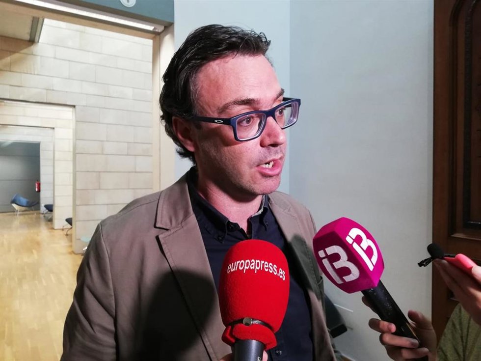 Archivo - El portavoz del PP en el Parlament, Antoni Costa, atiende a los medios.