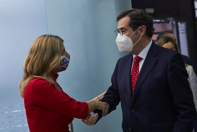 Archivo - La vicepresidenta segunda y ministra de Trabajo y Economía Social, Yolanda Díaz; conversando con el presidente de la CEOE, Antonio Garamendi, en una imagen de archivo