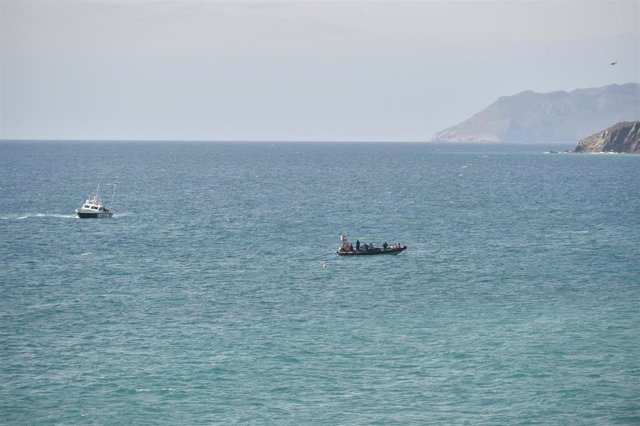 Archivo - Salvamento Marítimo y Guardia Civil durante las labores de búsqueda para localizar a una patera con migrantes en la playa de Percheles, en Murcia 
