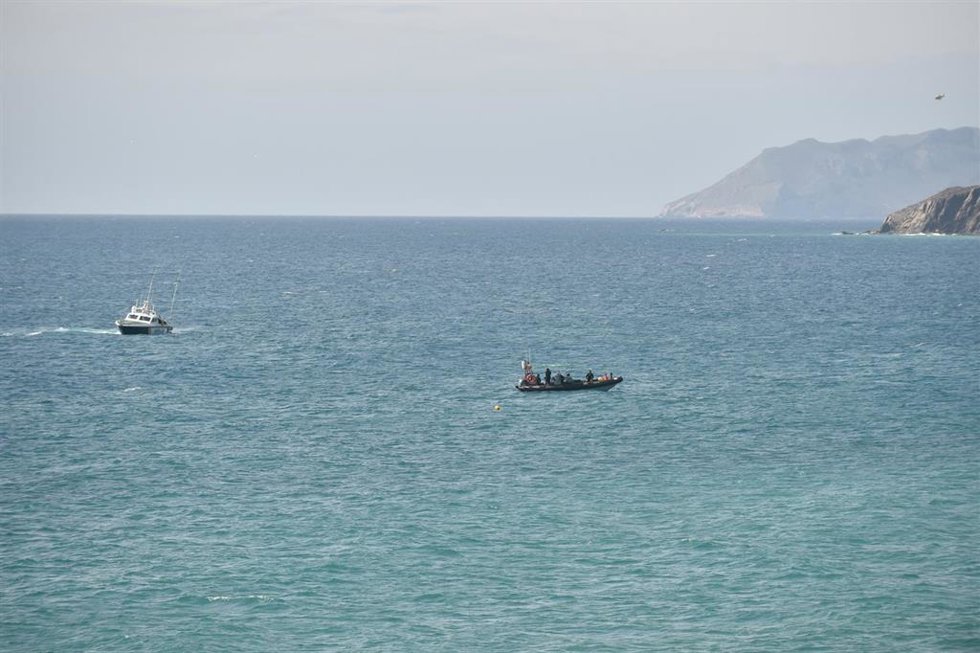 Archivo - Salvamento Marítimo y Guardia Civil durante las labores de búsqueda para localizar a una patera con migrantes en la playa de Percheles, en Murcia