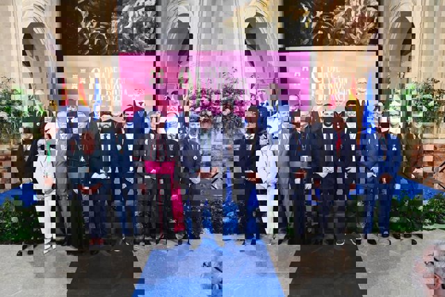 El presidente de la Región de Murcia, Fernando López Miras, junto a las personas distinguidas en el Día de la Región de Murcia