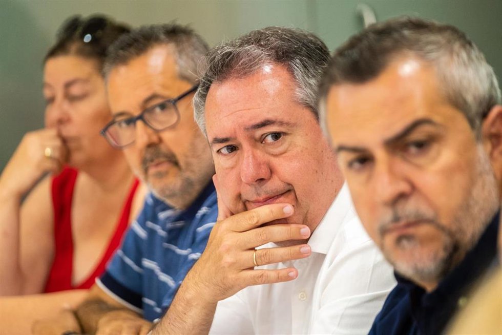 El secretario general del PSOE-A, Juan Espadas, en una reunión con sindicatos en Almería.