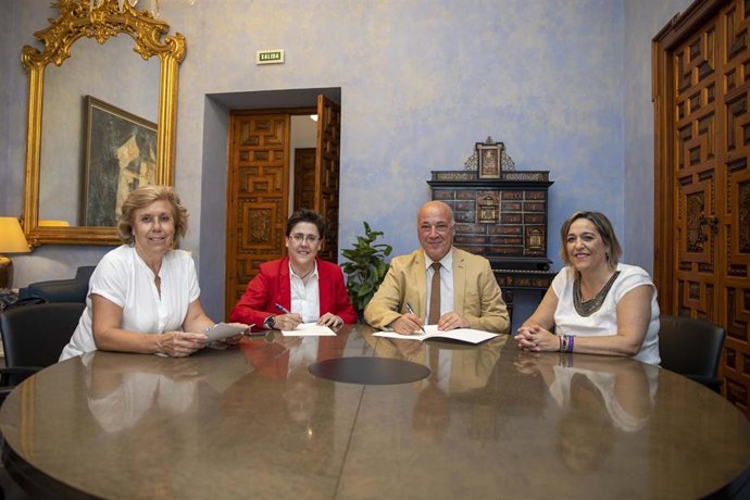 El presidente de la Diputación de Córdoba, Antonio Ruiz, durante el acto de firma con la alcaldesa de Fuente Tójar, Marifé Muñoz (segunda por la izda.).