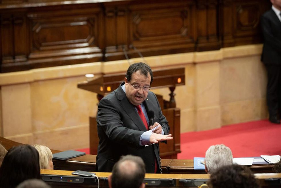 El conseller de Interior, Joan Ignasi Elena, interviene en una sesión de control, en el Parlament de Cataluña, a 8 de junio de 2022, en Barcelona, Catalunya (España).