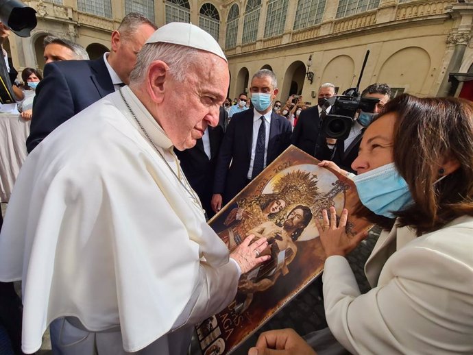 Archivo - El papa Francisco junto a Paloma Saborido, directora del comité científico del congreso internacional de Hermandades y Cofradías que se celebrará en septiembre en Málaga.