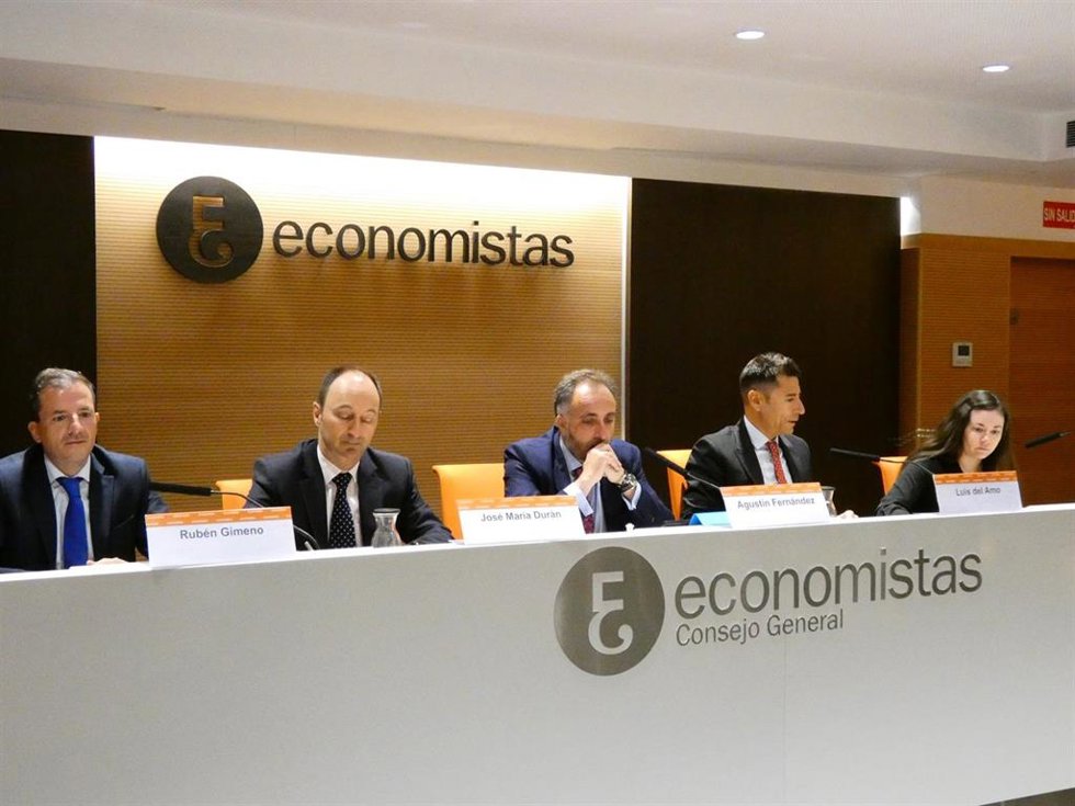 Rubén Gimeno, director del Servicio de Estudios del REAF-CGE; José María Durán, director del Instituto de Economía de Barcelona (IEB); Agustín Fernández, presidente del Registro de Economistas Asesores Fiscales (REAF-CGE);  Luis del Amo, secretario técn
