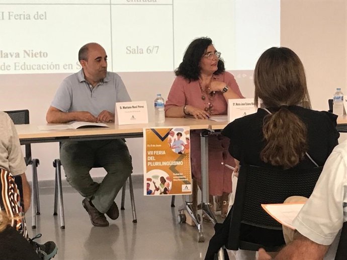 La delegada territorial de Educación y Deporte de la Junta en Sevilla, María José Eslava, da la bienvenida a docentes y alumnos en la VII Feria del Plurilingüismo 2022.
