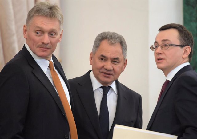 Archivo - El portavoz de la Presidencia de Rusia, Dimitri Peskov, junto al ministro de Defensa ruso, Sergei Shoigu