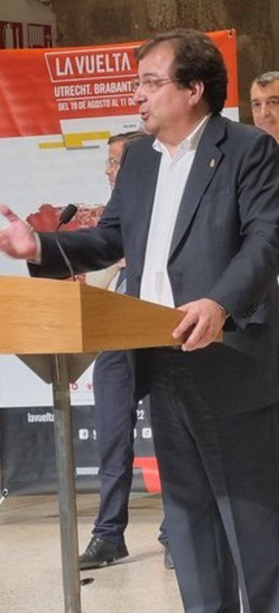 El presidente de la Junta de Extremadura, Guillermo Fernández Vara, en rueda de prensa para la presentación del paso de la Vuelta Ciclista a España 2022 por Extremadura