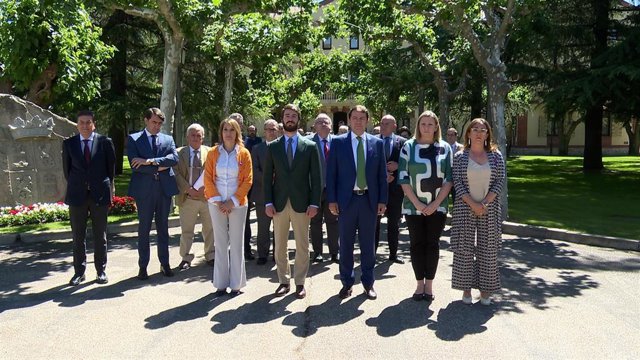 El Ejecutivo autonómico concentrado en la sede de la Presidencia para guardar un minuto de silencio por la muerte de una mujer en Soria a manos de su pareja.