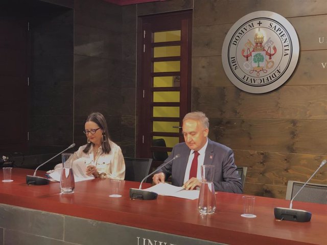 El rector de la UVA, Antonio Largo, junto a la vicerrectora de Estudiantes y Empleabilidad, Cristina de la Rosa.