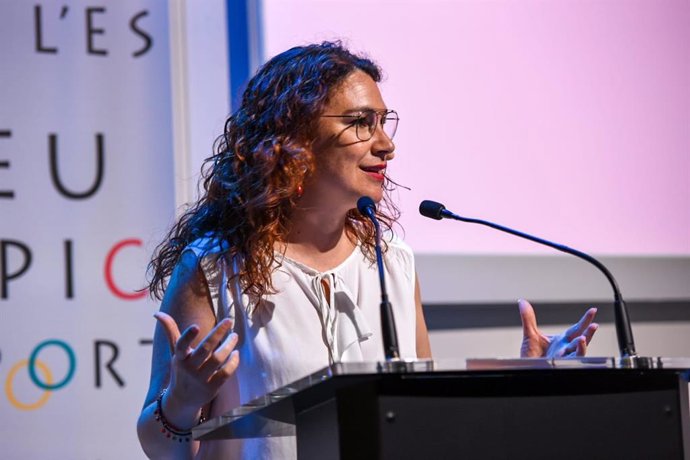 La teniente de alcalde de Derechos Sociales, Justicia Global, Feminismos y LGTBI del Ayuntamiento de Barcelona, Laura Pérez, durante la presentación de la medida de Gobierno 'Deporte y Género' este jueves.