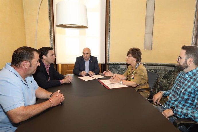 El vicepresidente José María Aierdi, y el director gerente de Nasuvinsa, Alberto Bayona, con representantes de la empresa adjudicataria: la gerente, Yolanda Garbayo, y los responsables de su equipo técnico José Antonio Garbayo y Óscar Martínez Moneo