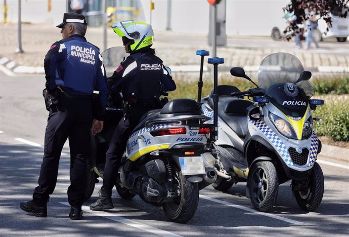 Dos agentes vigilan en un dispositivo de seguridad en Madrid